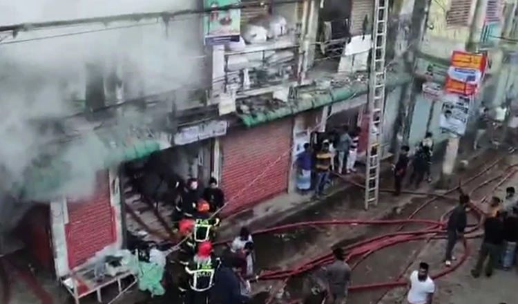 কেরানীগঞ্জের বহুতল ভবনে আগুন, জীবিত উদ্ধার ৪২