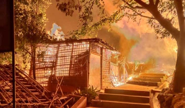 রোহিঙ্গা ক্যাম্পে ভয়াবহ আগুন