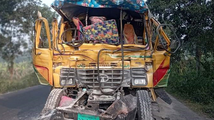 নাটোর: দুই ট্রাকের মধ্যে সংঘর্ষে নিহত দুই