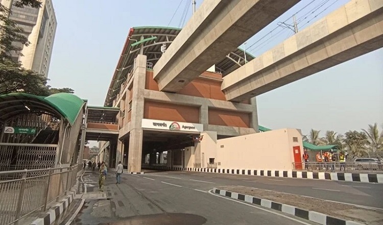 মেট্রোরেলের পিলারে ফের বাসের ধাক্কা
