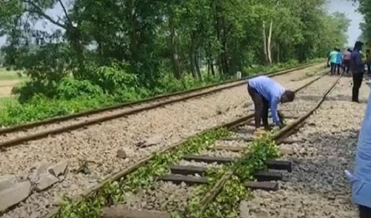 কেন বেঁকে যায় রেললাইন!