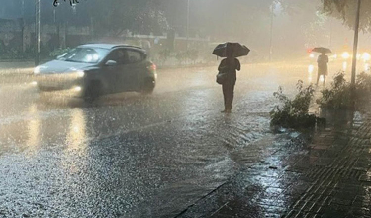 সারাদেশে হালকা থেকে মাঝারি ধরনের বৃষ্টির সম্ভাবনা