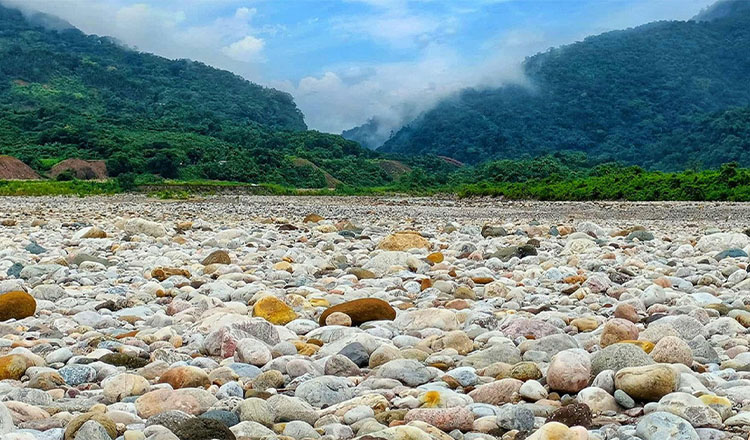 প্রশাসনের অভিযানে সিলেট সাদাপাথর থেকে লুট হওয়া আরও ৫০ হাজার ঘনফুট পাথর উদ্ধার