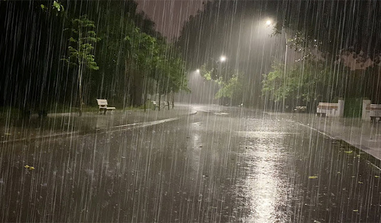 আবহাওয়া অপরিবর্তিত, বিচ্ছিন্নভাবে বৃষ্টির ইঙ্গিত