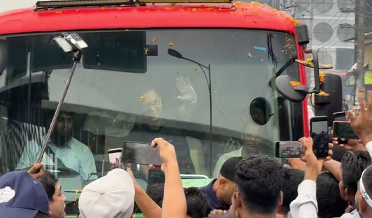 বরিশালে পৌঁছে সফর শুরু করলেন প্রধানমন্ত্রী