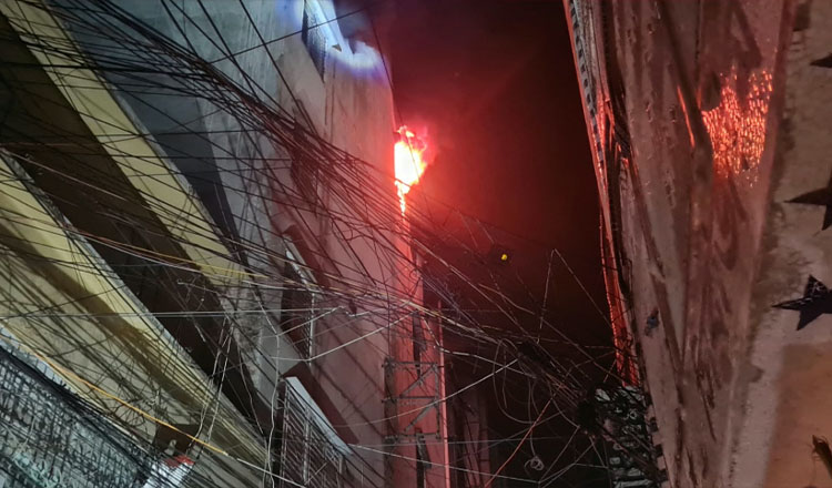 ১২ ঘণ্টার অভিযান শেষে নিয়ন্ত্রণে চকবাজার মার্কেটের আগুন