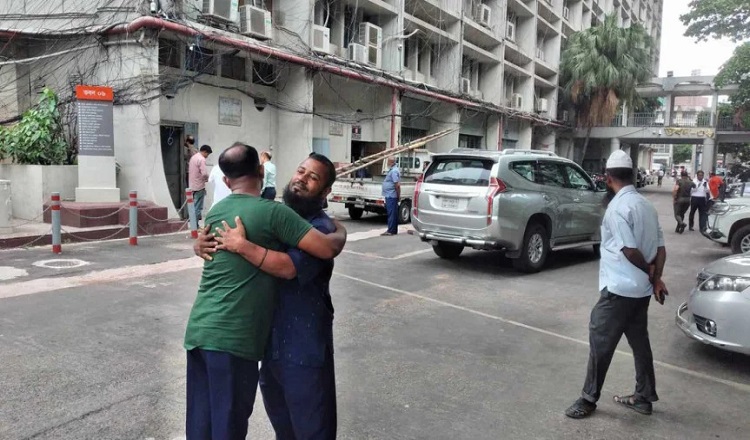 খুলেছে অফিস, বিরাজ করছে ঈদের আমেজ