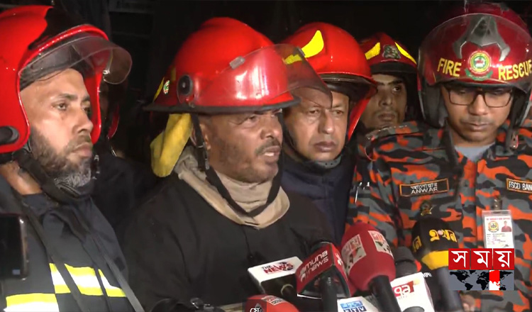 রমনা এলাকায় মার্কেটের আগুন নিয়ন্ত্রণে ফায়ার সার্ভিস