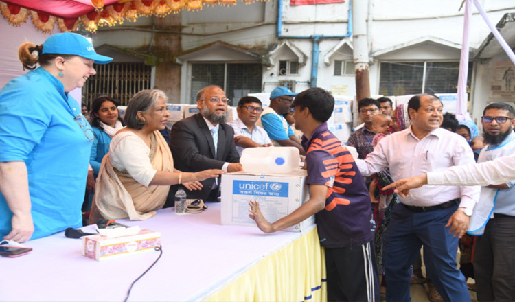 কড়াইল বস্তির অগ্নিকাণ্ড: ক্ষতিগ্রস্ত শিশুপারিবারে ত্রাণ সহায়তা উপদেষ্টার