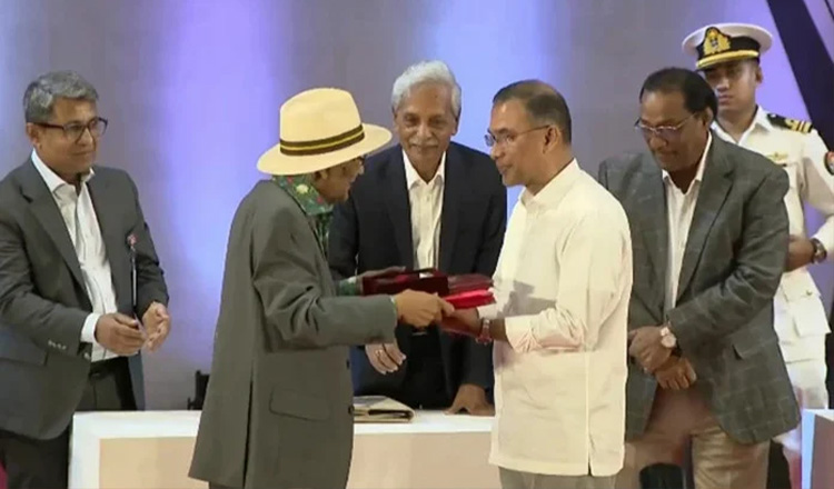 প্রধানমন্ত্রীর হাতে ব্যান্ড দল ও ৯ জনকে একুশে পদক