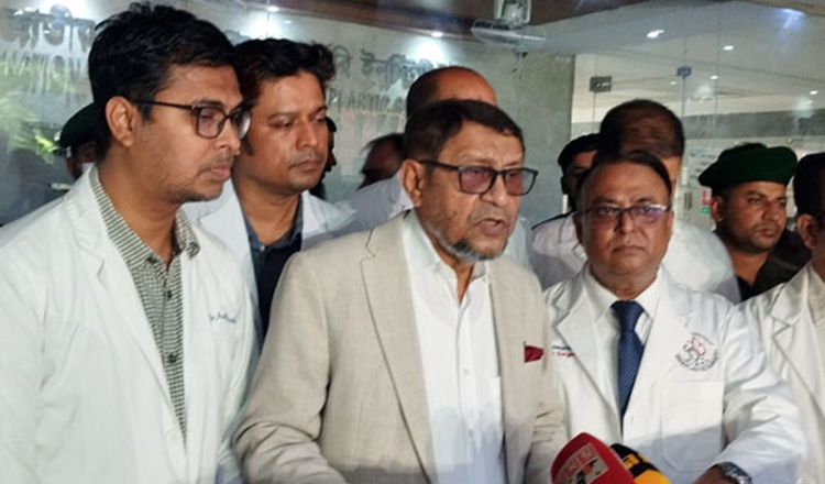 ফতুল্লার গ্যাস বিস্ফোরণে আহতদের খোঁজ নিতে যান স্বাস্থ্যমন্ত্রী