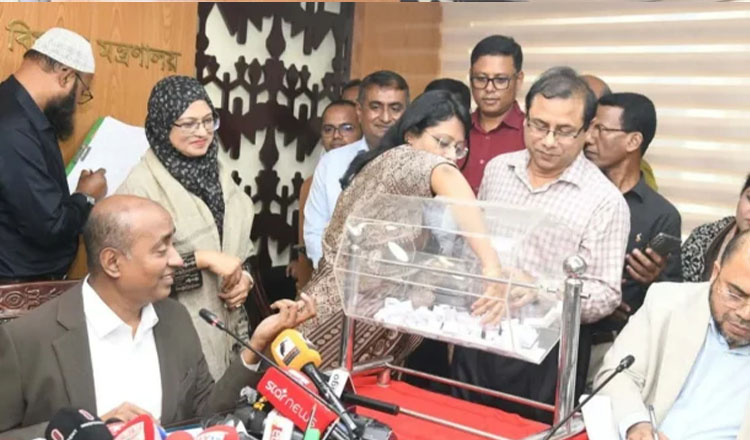 ঢাকায় পদায়নে ১৮ সাব-রেজিস্ট্রারকে লটারির মাধ্যমে মনোনয়ন