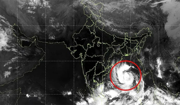 ঘূর্ণিঝড়ের শঙ্কায় উত্তাল বঙ্গোপসাগর, উপকূলে ঘন মেঘের ঘনঘটা