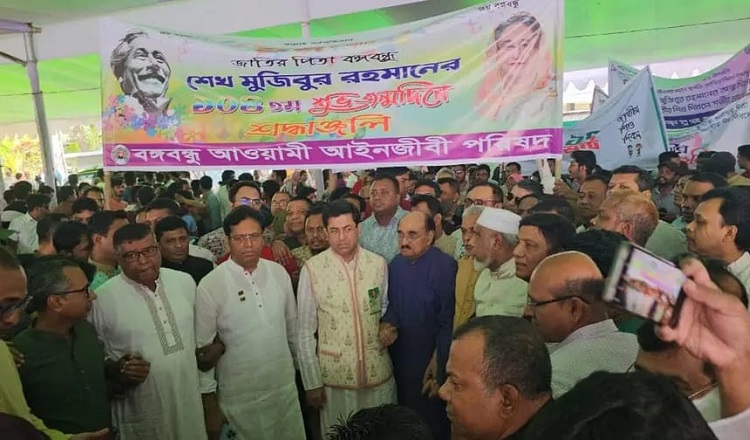 বঙ্গবন্ধুর প্রতিকৃতিতে আইনজীবী শাহ মঞ্জুরুল হকের শ্রদ্ধা