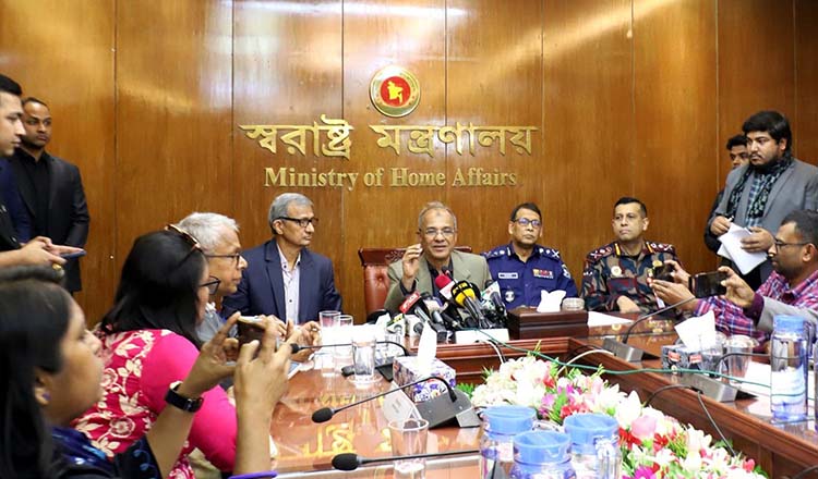 বিজিবি’র শক্ত অবস্থানের কারণে ভারত সীমান্তে বেড়া নির্মাণ বন্ধ রাখতে বাধ্য হয়েছে বলেন স্বরাষ্ট্র উপদেষ্টা