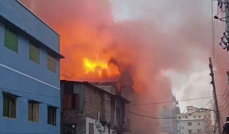 মিরপুরের অগ্নিকাণ্ডে পরিবারের কাছে ১৬ জনের লাশ হস্তান্তর