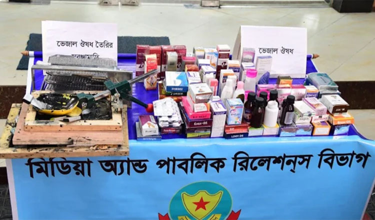 অনুমোদনহীন ওষুধ প্রেসক্রাইবের অভিযোগে চিকিৎসকদের আইনের আওতায় আনার হুঁশিয়ারি ডিবির