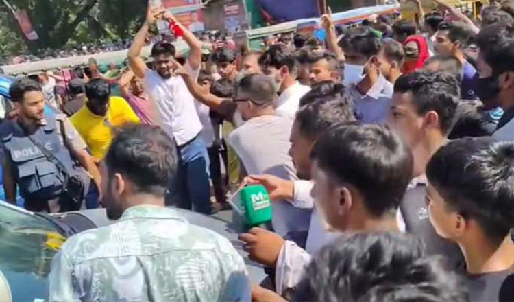 তিন ঘণ্টা পর মহাসড়ক থেকে সরে গেলেন গাজীপুরের পোশাকশ্রমিকেরা