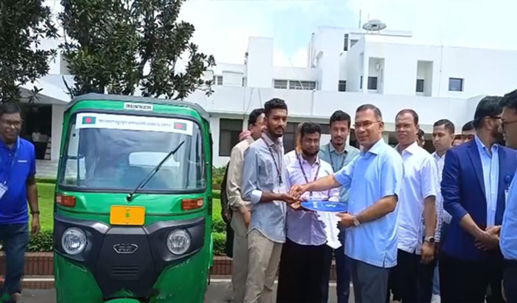 জুলাই যোদ্ধাসহ ৩ জন পেলেন প্রধানমন্ত্রীর উপহারের রিকশা