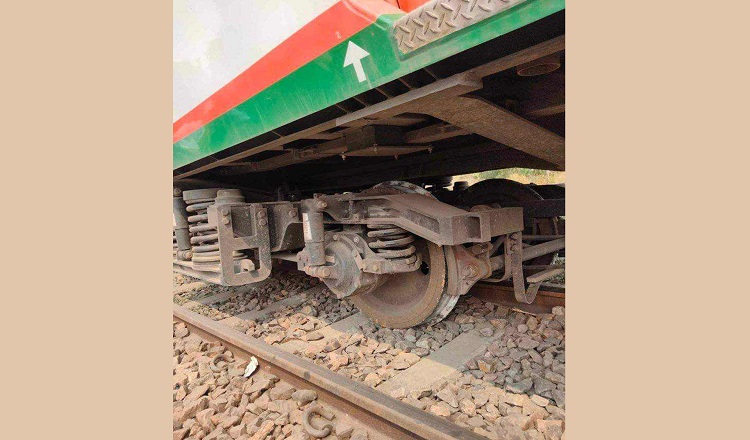 কক্সবাজারে বিশেষ ট্রেনের ৩ বগি লাইনচ্যুত
