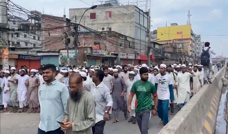 এক দফা দাবি: যাত্রাবাড়ীতে মাদ্রাসা ছাত্রদের বিক্ষোভ