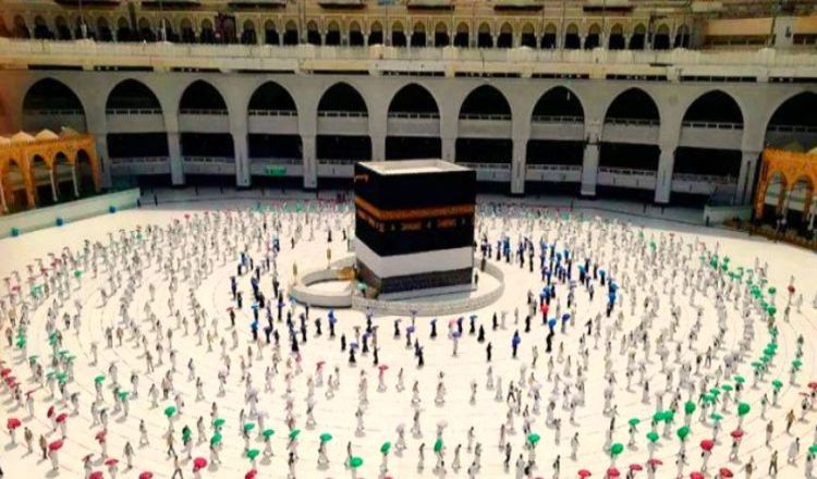 যে কারণে বিরক্ত কাবার ইমাম